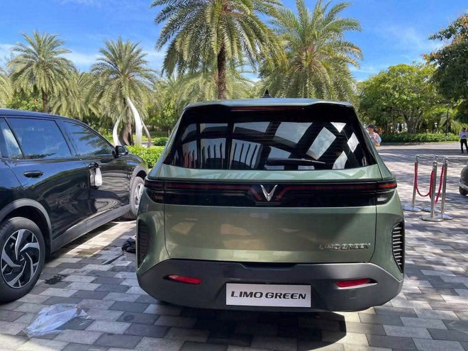 VinFast Limo Green lộ chi tiết nội thất không thể hiện qua bảng thông số: Cửa gió cho 3 hàng ghế, sạc USB phía sau, vô lăng gây thắc mắc- Ảnh 11. VinFast Limo Green lộ chi tiết nội thất không thể hiện qua bảng thông số: Cửa gió cho 3 hàng ghế, sạc USB phía sau, vô lăng gây thắc mắc- Ảnh 11.