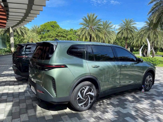 VinFast Limo Green lộ chi tiết nội thất không thể hiện qua bảng thông số: Cửa gió cho 3 hàng ghế, sạc USB phía sau, vô lăng gây thắc mắc- Ảnh 10. VinFast Limo Green lộ chi tiết nội thất không thể hiện qua bảng thông số: Cửa gió cho 3 hàng ghế, sạc USB phía sau, vô lăng gây thắc mắc- Ảnh 10.