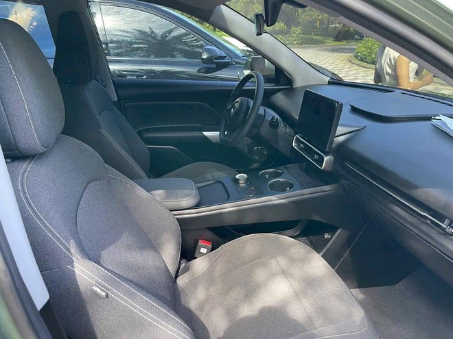 VinFast Limo Green lộ chi tiết nội thất không thể hiện qua bảng thông số: Cửa gió cho 3 hàng ghế, sạc USB phía sau, vô lăng gây thắc mắc- Ảnh 5. VinFast Limo Green lộ chi tiết nội thất không thể hiện qua bảng thông số: Cửa gió cho 3 hàng ghế, sạc USB phía sau, vô lăng gây thắc mắc- Ảnh 5.