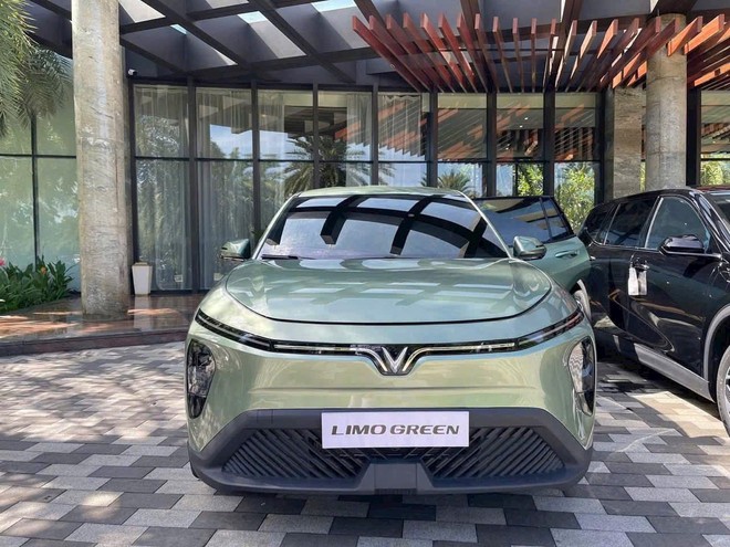 VinFast Limo Green lộ chi tiết nội thất không thể hiện qua bảng thông số: Cửa gió cho 3 hàng ghế, sạc USB phía sau, vô lăng gây thắc mắc- Ảnh 9. VinFast Limo Green lộ chi tiết nội thất không thể hiện qua bảng thông số: Cửa gió cho 3 hàng ghế, sạc USB phía sau, vô lăng gây thắc mắc- Ảnh 9.