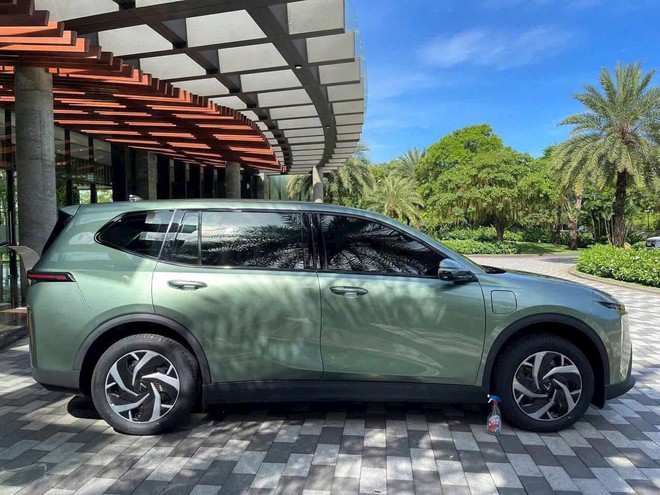 VinFast Limo Green lộ chi tiết nội thất không thể hiện qua bảng thông số: Cửa gió cho 3 hàng ghế, sạc USB phía sau, vô lăng gây thắc mắc- Ảnh 12. VinFast Limo Green lộ chi tiết nội thất không thể hiện qua bảng thông số: Cửa gió cho 3 hàng ghế, sạc USB phía sau, vô lăng gây thắc mắc- Ảnh 12.