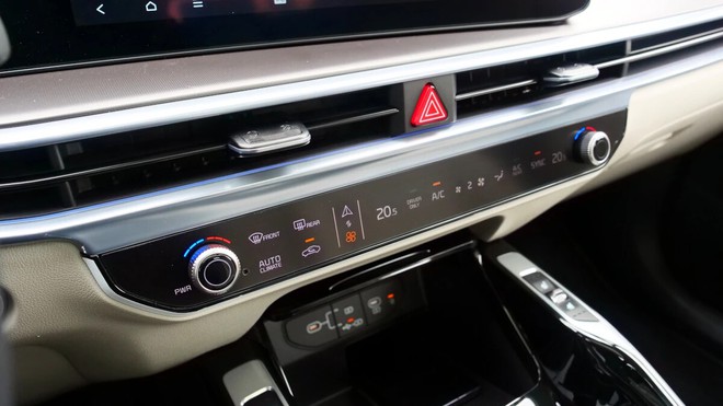Kia Sorento giảm giá còn từ 879 triệu đồng tại đại lý, đua giá với Santa Fe nhưng VIN 2025- Ảnh 8. Kia Sorento giảm giá còn từ 879 triệu đồng tại đại lý, đua giá với Santa Fe nhưng VIN 2025- Ảnh 8.