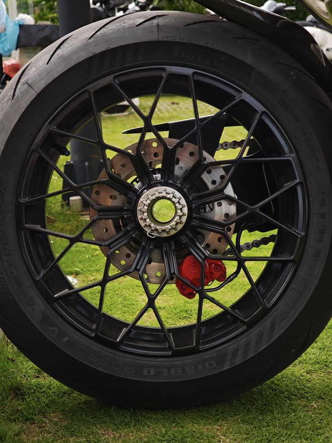 Ducati Streetfighter V4 Lamborghini hàng hiếm rất giống xe của ông xã Đoàn Di Băng rao bán gần 2 tỷ đồng, mới chỉ chạy hơn 5.000 km- Ảnh 8.