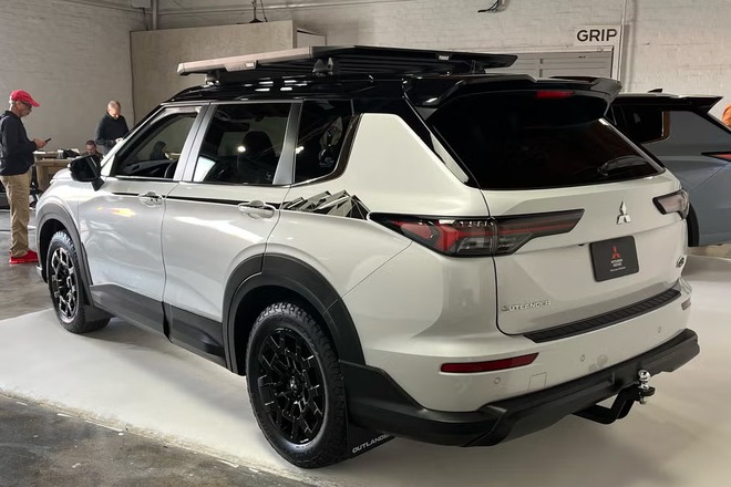 Thêm hơn 100 triệu đồng so với bản 'base', chiếc Mitsubishi Outlander này có nhiều điểm hút dân phượt: Mâm lốp địa hình, giá nóc xịn, logo độc quyền- Ảnh 10. Thêm hơn 100 triệu đồng so với bản 'base', chiếc Mitsubishi Outlander này có nhiều điểm hút dân phượt: Mâm lốp địa hình, giá nóc xịn, logo độc quyền- Ảnh 10.