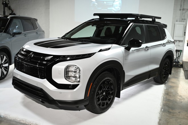 Thêm hơn 100 triệu đồng so với bản 'base', chiếc Mitsubishi Outlander này có nhiều điểm hút dân phượt: Mâm lốp địa hình, giá nóc xịn, logo độc quyền- Ảnh 2. Thêm hơn 100 triệu đồng so với bản 'base', chiếc Mitsubishi Outlander này có nhiều điểm hút dân phượt: Mâm lốp địa hình, giá nóc xịn, logo độc quyền- Ảnh 2.