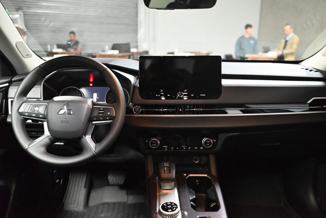 Thêm hơn 100 triệu đồng so với bản 'base', chiếc Mitsubishi Outlander này có nhiều điểm hút dân phượt: Mâm lốp địa hình, giá nóc xịn, logo độc quyền- Ảnh 6. Thêm hơn 100 triệu đồng so với bản 'base', chiếc Mitsubishi Outlander này có nhiều điểm hút dân phượt: Mâm lốp địa hình, giá nóc xịn, logo độc quyền- Ảnh 6.