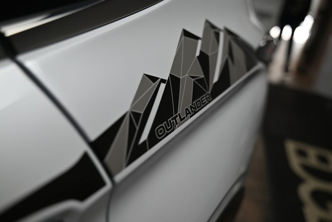 Thêm hơn 100 triệu đồng so với bản 'base', chiếc Mitsubishi Outlander này có nhiều điểm hút dân phượt: Mâm lốp địa hình, giá nóc xịn, logo độc quyền- Ảnh 11. Thêm hơn 100 triệu đồng so với bản 'base', chiếc Mitsubishi Outlander này có nhiều điểm hút dân phượt: Mâm lốp địa hình, giá nóc xịn, logo độc quyền- Ảnh 11.