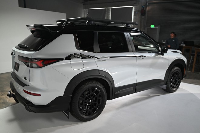Thêm hơn 100 triệu đồng so với bản 'base', chiếc Mitsubishi Outlander này có nhiều điểm hút dân phượt: Mâm lốp địa hình, giá nóc xịn, logo độc quyền- Ảnh 3. Thêm hơn 100 triệu đồng so với bản 'base', chiếc Mitsubishi Outlander này có nhiều điểm hút dân phượt: Mâm lốp địa hình, giá nóc xịn, logo độc quyền- Ảnh 3.