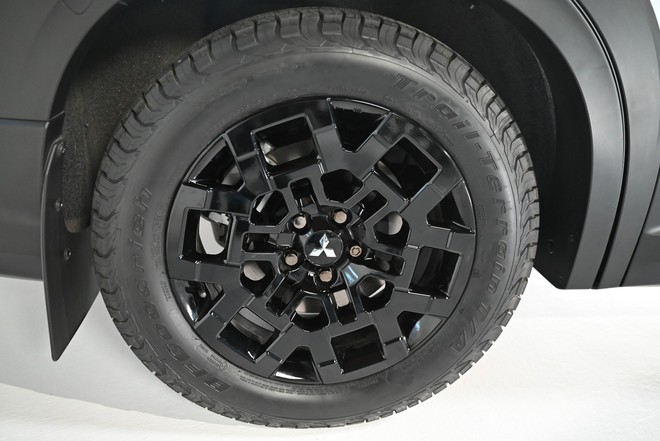Thêm hơn 100 triệu đồng so với bản 'base', chiếc Mitsubishi Outlander này có nhiều điểm hút dân phượt: Mâm lốp địa hình, giá nóc xịn, logo độc quyền- Ảnh 4. Thêm hơn 100 triệu đồng so với bản 'base', chiếc Mitsubishi Outlander này có nhiều điểm hút dân phượt: Mâm lốp địa hình, giá nóc xịn, logo độc quyền- Ảnh 4.