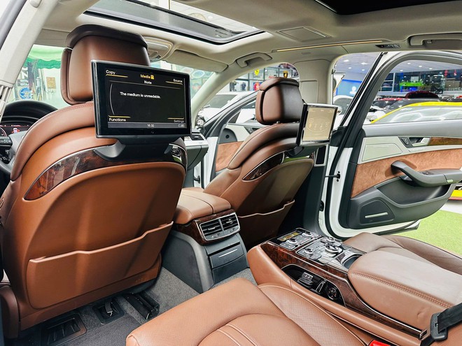 Rao Audi A8L 2017 giá 1,3 tỷ đồng, người bán chia sẻ: 5 tỷ không mua, giờ cũng không mua thì sao biết được 'trùm cuối Audi' đỉnh cỡ nào- Ảnh 12. Rao Audi A8L 2017 giá 1,3 tỷ đồng, người bán chia sẻ: 5 tỷ không mua, giờ cũng không mua thì sao biết được 'trùm cuối Audi' đỉnh cỡ nào- Ảnh 12.