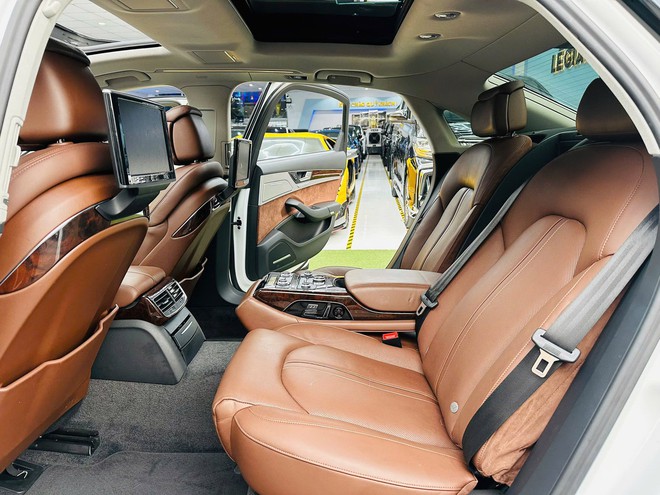 Rao Audi A8L 2017 giá 1,3 tỷ đồng, người bán chia sẻ: 5 tỷ không mua, giờ cũng không mua thì sao biết được 'trùm cuối Audi' đỉnh cỡ nào- Ảnh 11. Rao Audi A8L 2017 giá 1,3 tỷ đồng, người bán chia sẻ: 5 tỷ không mua, giờ cũng không mua thì sao biết được 'trùm cuối Audi' đỉnh cỡ nào- Ảnh 11.