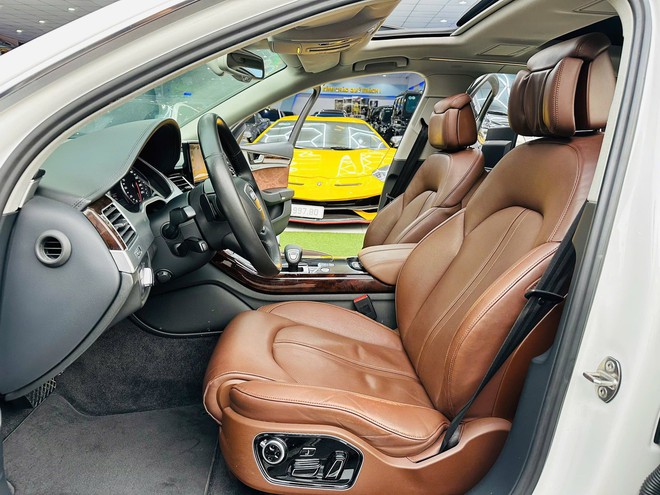 Rao Audi A8L 2017 giá 1,3 tỷ đồng, người bán chia sẻ: 5 tỷ không mua, giờ cũng không mua thì sao biết được 'trùm cuối Audi' đỉnh cỡ nào- Ảnh 10. Rao Audi A8L 2017 giá 1,3 tỷ đồng, người bán chia sẻ: 5 tỷ không mua, giờ cũng không mua thì sao biết được 'trùm cuối Audi' đỉnh cỡ nào- Ảnh 10.