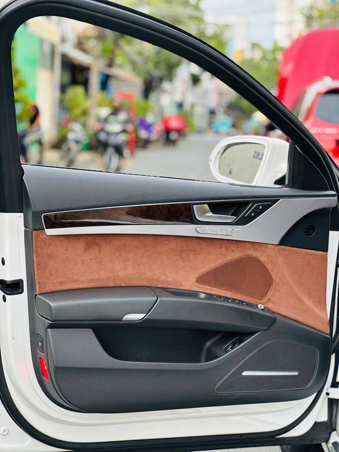 Rao Audi A8L 2017 giá 1,3 tỷ đồng, người bán chia sẻ: 5 tỷ không mua, giờ cũng không mua thì sao biết được 'trùm cuối Audi' đỉnh cỡ nào- Ảnh 7. Rao Audi A8L 2017 giá 1,3 tỷ đồng, người bán chia sẻ: 5 tỷ không mua, giờ cũng không mua thì sao biết được 'trùm cuối Audi' đỉnh cỡ nào- Ảnh 7.