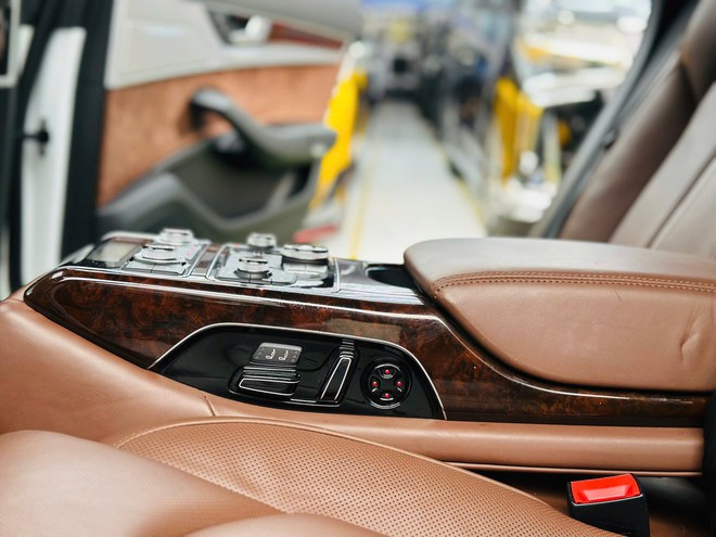 Rao Audi A8L 2017 giá 1,3 tỷ đồng, người bán chia sẻ: 5 tỷ không mua, giờ cũng không mua thì sao biết được 'trùm cuối Audi' đỉnh cỡ nào- Ảnh 14. Rao Audi A8L 2017 giá 1,3 tỷ đồng, người bán chia sẻ: 5 tỷ không mua, giờ cũng không mua thì sao biết được 'trùm cuối Audi' đỉnh cỡ nào- Ảnh 14.