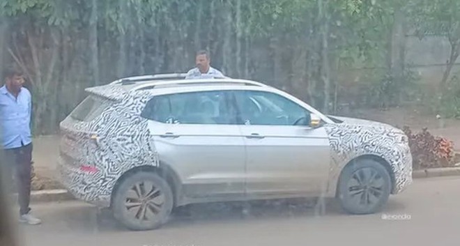Bắt gặp Skoda Kushaq bản nâng cấp khi chạy thử: Có thể trang bị ADAS mà người Việt mong chờ, thêm cửa sổ trời toàn cảnh- Ảnh 3. Bắt gặp Skoda Kushaq bản nâng cấp khi chạy thử: Có thể trang bị ADAS mà người Việt mong chờ, thêm cửa sổ trời toàn cảnh- Ảnh 3.