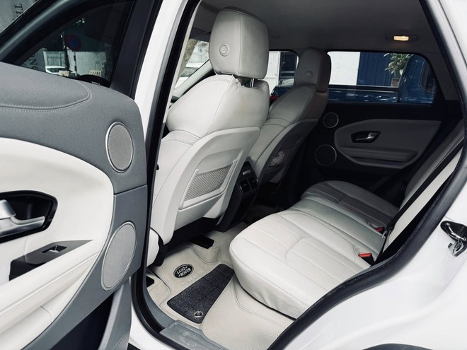 'Hơn tỷ đã đi được Range Rover', người bán rao Evoque rẻ hơn Mercedes-Benz C-Class 'base'- Ảnh 7. 'Hơn tỷ đã đi được Range Rover', người bán rao Evoque rẻ hơn Mercedes-Benz C-Class 'base'- Ảnh 7.