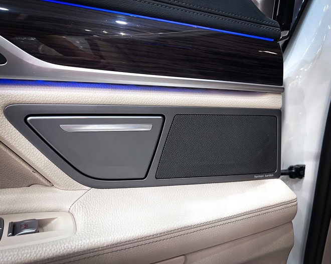 Chiếc BMW 7-Series giá 1,2 tỷ này sẽ khiến người dùng cân nhắc thay vì mua Toyota Camry 'base' mới: Dù cũ vẫn vượt nhiều trang bị, song vẫn phải chấp nhận điều này- Ảnh 15. Chiếc BMW 7-Series giá 1,2 tỷ này sẽ khiến người dùng cân nhắc thay vì mua Toyota Camry 'base' mới: Dù cũ vẫn vượt nhiều trang bị, song vẫn phải chấp nhận điều này- Ảnh 15.