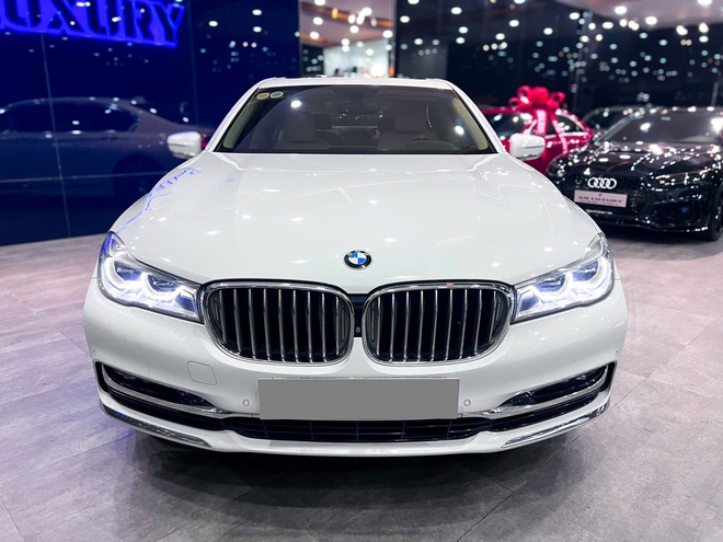 Chiếc BMW 7-Series giá 1,2 tỷ này sẽ khiến người dùng cân nhắc thay vì mua Toyota Camry 'base' mới: Dù cũ vẫn vượt nhiều trang bị, song vẫn phải chấp nhận điều này- Ảnh 3. Chiếc BMW 7-Series giá 1,2 tỷ này sẽ khiến người dùng cân nhắc thay vì mua Toyota Camry 'base' mới: Dù cũ vẫn vượt nhiều trang bị, song vẫn phải chấp nhận điều này- Ảnh 3.
