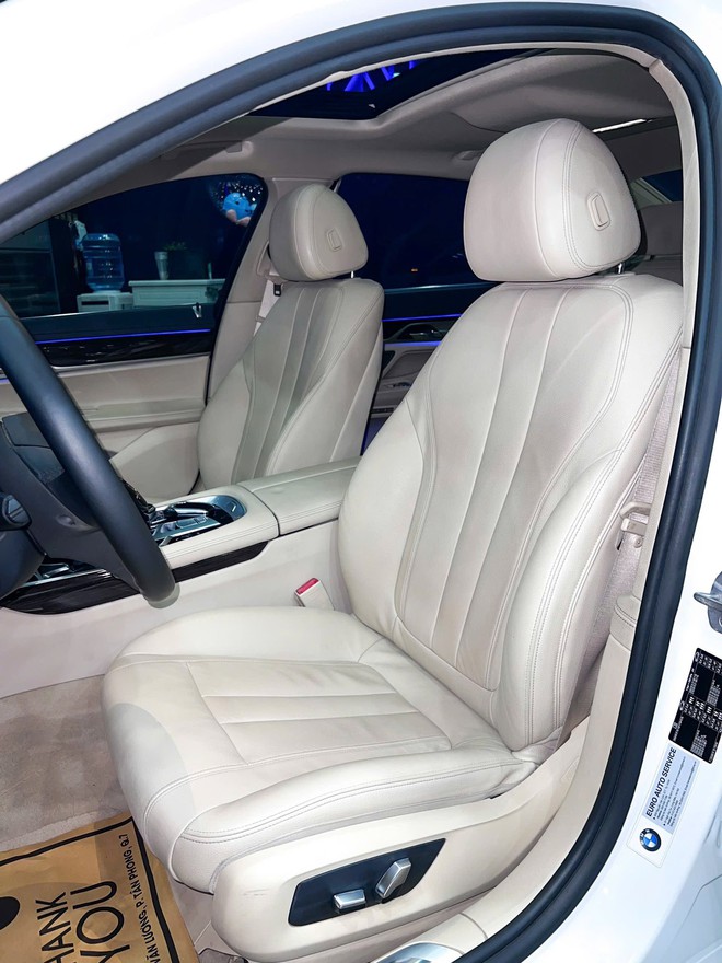 Chiếc BMW 7-Series giá 1,2 tỷ này sẽ khiến người dùng cân nhắc thay vì mua Toyota Camry 'base' mới: Dù cũ vẫn vượt nhiều trang bị, song vẫn phải chấp nhận điều này- Ảnh 8. Chiếc BMW 7-Series giá 1,2 tỷ này sẽ khiến người dùng cân nhắc thay vì mua Toyota Camry 'base' mới: Dù cũ vẫn vượt nhiều trang bị, song vẫn phải chấp nhận điều này- Ảnh 8.