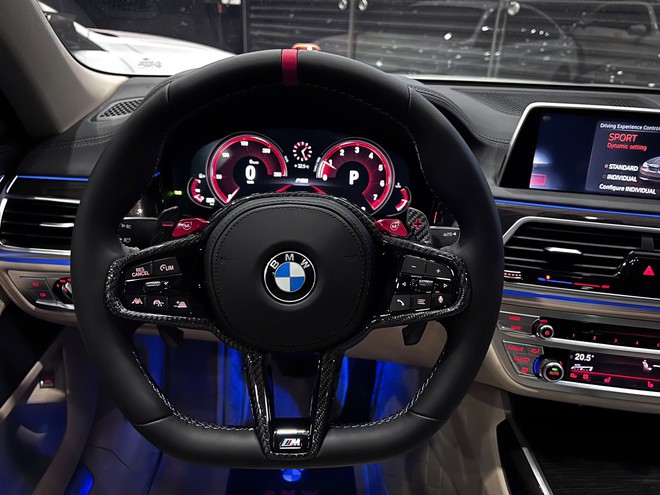 Chiếc BMW 7-Series giá 1,2 tỷ này sẽ khiến người dùng cân nhắc thay vì mua Toyota Camry 'base' mới: Dù cũ vẫn vượt nhiều trang bị, song vẫn phải chấp nhận điều này- Ảnh 10. Chiếc BMW 7-Series giá 1,2 tỷ này sẽ khiến người dùng cân nhắc thay vì mua Toyota Camry 'base' mới: Dù cũ vẫn vượt nhiều trang bị, song vẫn phải chấp nhận điều này- Ảnh 10.