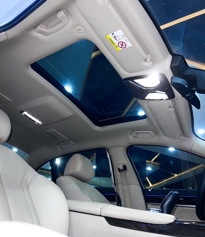 Chiếc BMW 7-Series giá 1,2 tỷ này sẽ khiến người dùng cân nhắc thay vì mua Toyota Camry 'base' mới: Dù cũ vẫn vượt nhiều trang bị, song vẫn phải chấp nhận điều này- Ảnh 17. Chiếc BMW 7-Series giá 1,2 tỷ này sẽ khiến người dùng cân nhắc thay vì mua Toyota Camry 'base' mới: Dù cũ vẫn vượt nhiều trang bị, song vẫn phải chấp nhận điều này- Ảnh 17.
