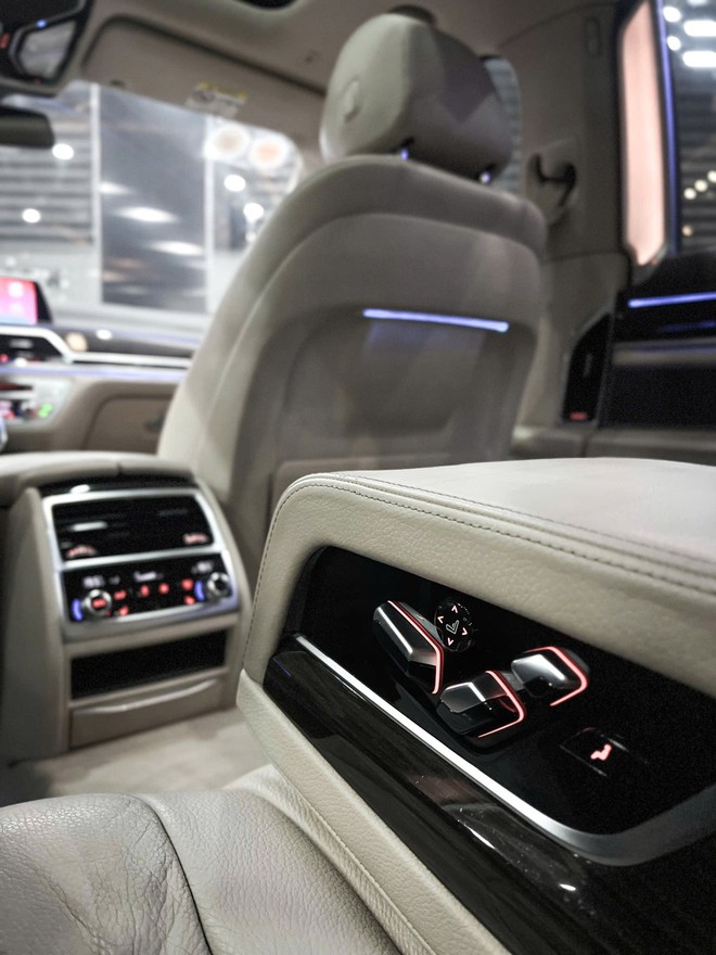 Chiếc BMW 7-Series giá 1,2 tỷ này sẽ khiến người dùng cân nhắc thay vì mua Toyota Camry 'base' mới: Dù cũ vẫn vượt nhiều trang bị, song vẫn phải chấp nhận điều này- Ảnh 16. Chiếc BMW 7-Series giá 1,2 tỷ này sẽ khiến người dùng cân nhắc thay vì mua Toyota Camry 'base' mới: Dù cũ vẫn vượt nhiều trang bị, song vẫn phải chấp nhận điều này- Ảnh 16.