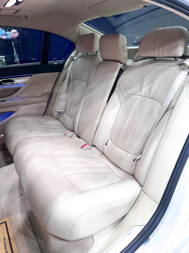 Chiếc BMW 7-Series giá 1,2 tỷ này sẽ khiến người dùng cân nhắc thay vì mua Toyota Camry 'base' mới: Dù cũ vẫn vượt nhiều trang bị, song vẫn phải chấp nhận điều này- Ảnh 9. Chiếc BMW 7-Series giá 1,2 tỷ này sẽ khiến người dùng cân nhắc thay vì mua Toyota Camry 'base' mới: Dù cũ vẫn vượt nhiều trang bị, song vẫn phải chấp nhận điều này- Ảnh 9.