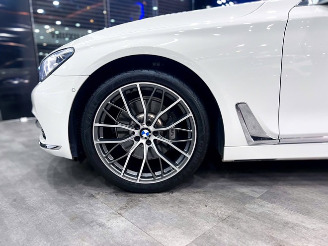 Chiếc BMW 7-Series giá 1,2 tỷ này sẽ khiến người dùng cân nhắc thay vì mua Toyota Camry 'base' mới: Dù cũ vẫn vượt nhiều trang bị, song vẫn phải chấp nhận điều này- Ảnh 6. Chiếc BMW 7-Series giá 1,2 tỷ này sẽ khiến người dùng cân nhắc thay vì mua Toyota Camry 'base' mới: Dù cũ vẫn vượt nhiều trang bị, song vẫn phải chấp nhận điều này- Ảnh 6.