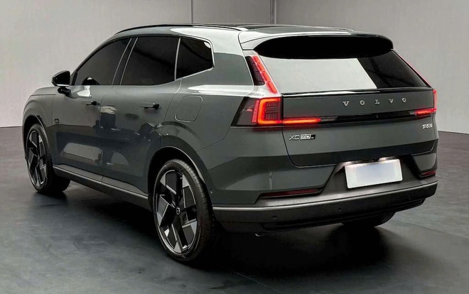 Volvo XC70 đầu tiên xuất xưởng: Trông như xe điện nhưng là PHEV, máy xăng 1.5L 161 mã lực kèm 3 mô-tơ điện- Ảnh 4. Volvo XC70 đầu tiên xuất xưởng: Trông như xe điện nhưng là PHEV, máy xăng 1.5L 161 mã lực kèm 3 mô-tơ điện- Ảnh 4.