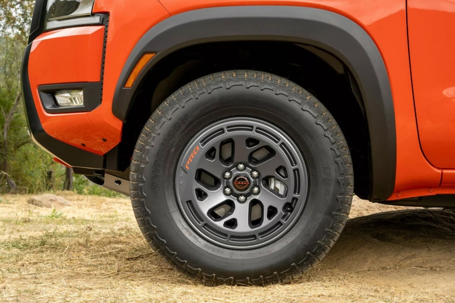 Nissan Navara 2026 ra mắt: Thêm tiện nghi, bổ sung bản địa hình cực chất đấu Ford Ranger Raptor, nhưng vẫn thua đối thủ ở một điểm- Ảnh 8. Nissan Navara 2026 ra mắt: Thêm tiện nghi, bổ sung bản địa hình cực chất đấu Ford Ranger Raptor, nhưng vẫn thua đối thủ ở một điểm- Ảnh 8.