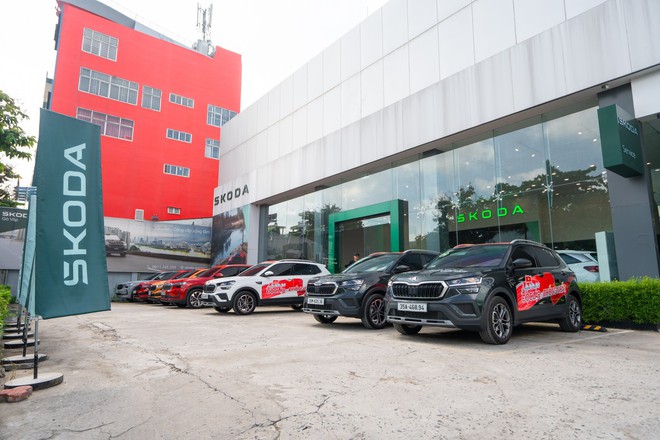 Khởi động hành trình ‘Từ Độc Lập tới Thống Nhất’: Hơn chục chiếc Skoda diễu hành qua Dinh Độc Lập trước khi lên đường xuyên Việt hơn 2.000km- Ảnh 6. Khởi động hành trình ‘Từ Độc Lập tới Thống Nhất’: Hơn chục chiếc Skoda diễu hành qua Dinh Độc Lập trước khi lên đường xuyên Việt hơn 2.000km- Ảnh 6.