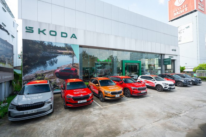 Khởi động hành trình ‘Từ Độc Lập tới Thống Nhất’: Hơn chục chiếc Skoda diễu hành qua Dinh Độc Lập trước khi lên đường xuyên Việt hơn 2.000km- Ảnh 4. Khởi động hành trình ‘Từ Độc Lập tới Thống Nhất’: Hơn chục chiếc Skoda diễu hành qua Dinh Độc Lập trước khi lên đường xuyên Việt hơn 2.000km- Ảnh 4.