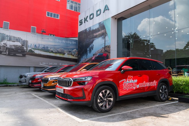Khởi động hành trình ‘Từ Độc Lập tới Thống Nhất’: Hơn chục chiếc Skoda diễu hành qua Dinh Độc Lập trước khi lên đường xuyên Việt hơn 2.000km- Ảnh 7. Khởi động hành trình ‘Từ Độc Lập tới Thống Nhất’: Hơn chục chiếc Skoda diễu hành qua Dinh Độc Lập trước khi lên đường xuyên Việt hơn 2.000km- Ảnh 7.