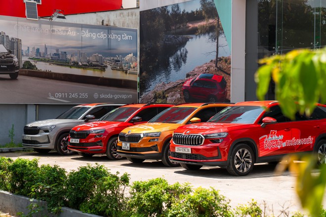Khởi động hành trình ‘Từ Độc Lập tới Thống Nhất’: Hơn chục chiếc Skoda diễu hành qua Dinh Độc Lập trước khi lên đường xuyên Việt hơn 2.000km- Ảnh 5. Khởi động hành trình ‘Từ Độc Lập tới Thống Nhất’: Hơn chục chiếc Skoda diễu hành qua Dinh Độc Lập trước khi lên đường xuyên Việt hơn 2.000km- Ảnh 5.