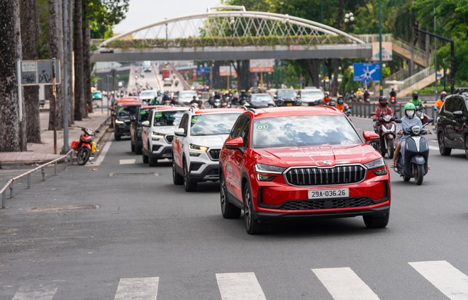 Khởi động hành trình ‘Từ Độc Lập tới Thống Nhất’: Hơn chục chiếc Skoda diễu hành qua Dinh Độc Lập trước khi lên đường xuyên Việt hơn 2.000km- Ảnh 3. Khởi động hành trình ‘Từ Độc Lập tới Thống Nhất’: Hơn chục chiếc Skoda diễu hành qua Dinh Độc Lập trước khi lên đường xuyên Việt hơn 2.000km- Ảnh 3.