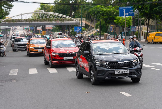 Khởi động hành trình ‘Từ Độc Lập tới Thống Nhất’: Hơn chục chiếc Skoda diễu hành qua Dinh Độc Lập trước khi lên đường xuyên Việt hơn 2.000km- Ảnh 2. Khởi động hành trình ‘Từ Độc Lập tới Thống Nhất’: Hơn chục chiếc Skoda diễu hành qua Dinh Độc Lập trước khi lên đường xuyên Việt hơn 2.000km- Ảnh 2.