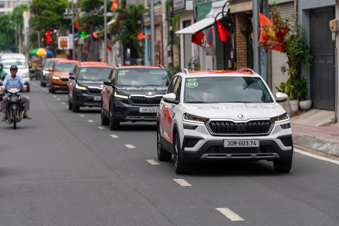 Khởi động hành trình ‘Từ Độc Lập tới Thống Nhất’: Hơn chục chiếc Skoda diễu hành qua Dinh Độc Lập trước khi lên đường xuyên Việt hơn 2.000km- Ảnh 1. Khởi động hành trình ‘Từ Độc Lập tới Thống Nhất’: Hơn chục chiếc Skoda diễu hành qua Dinh Độc Lập trước khi lên đường xuyên Việt hơn 2.000km- Ảnh 1.