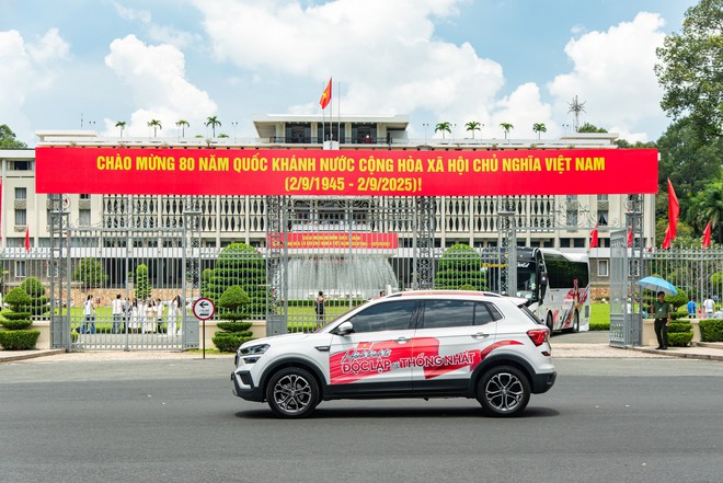 Khởi động hành trình ‘Từ Độc Lập tới Thống Nhất’: Hơn chục chiếc Skoda diễu hành qua Dinh Độc Lập trước khi lên đường xuyên Việt hơn 2.000km- Ảnh 12. Khởi động hành trình ‘Từ Độc Lập tới Thống Nhất’: Hơn chục chiếc Skoda diễu hành qua Dinh Độc Lập trước khi lên đường xuyên Việt hơn 2.000km- Ảnh 12.