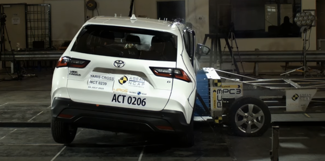 Ai chê Toyota Yaris Cross vỏ mỏng thì nên xem clip này: Đâm nát đầu, bẹp hông mà người vẫn được bảo vệ, điểm an toàn ngang Xforce- Ảnh 4. Ai chê Toyota Yaris Cross vỏ mỏng thì nên xem clip này: Đâm nát đầu, bẹp hông mà người vẫn được bảo vệ, điểm an toàn ngang Xforce- Ảnh 4.