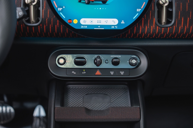 Khám phá MINI John Cooper Works thế hệ mới ra mắt tại Việt Nam- Ảnh 32. Khám phá MINI John Cooper Works thế hệ mới ra mắt tại Việt Nam- Ảnh 32.