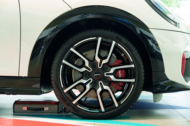 Khám phá MINI John Cooper Works thế hệ mới ra mắt tại Việt Nam- Ảnh 9. Khám phá MINI John Cooper Works thế hệ mới ra mắt tại Việt Nam- Ảnh 9.