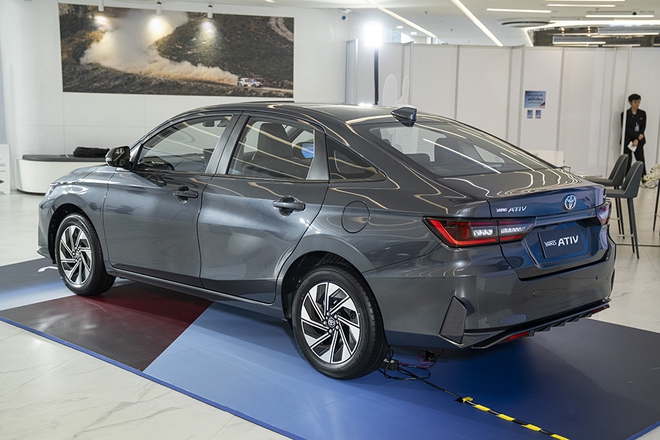 Toyota Vios hybrid ra mắt ĐNÁ: Chung động cơ Yaris Cross HEV, mạnh 110 mã lực, giá quy đổi từ 580 triệu- Ảnh 8. Toyota Vios hybrid ra mắt ĐNÁ: Chung động cơ Yaris Cross HEV, mạnh 110 mã lực, giá quy đổi từ 580 triệu- Ảnh 8.