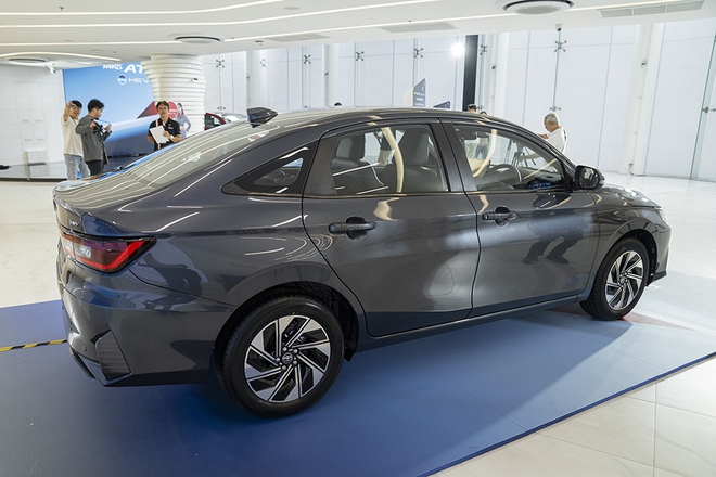 Toyota Vios hybrid ra mắt ĐNÁ: Chung động cơ Yaris Cross HEV, mạnh 110 mã lực, giá quy đổi từ 580 triệu- Ảnh 10. Toyota Vios hybrid ra mắt ĐNÁ: Chung động cơ Yaris Cross HEV, mạnh 110 mã lực, giá quy đổi từ 580 triệu- Ảnh 10.