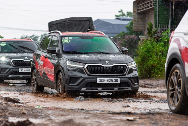 Chia tay Tây Nguyên đại ngàn, đoàn xe Skoda xuôi về miền biển: Hơn 300km với nhiều cung bậc và phần thưởng chỉ dành cho người xứng đáng- Ảnh 8. Chia tay Tây Nguyên đại ngàn, đoàn xe Skoda xuôi về miền biển: Hơn 300km với nhiều cung bậc và phần thưởng chỉ dành cho người xứng đáng- Ảnh 8.