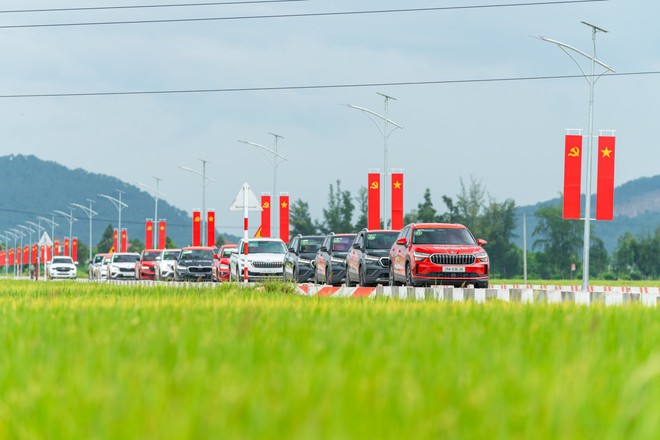 Skoda Slavia vượt hơn 200km cao tốc Nghệ An - Ninh Bình cùng đoàn SUV: Cầm lái không ngán tốc độ cao, ngồi lâu không mệt nhờ một điều- Ảnh 6. Skoda Slavia vượt hơn 200km cao tốc Nghệ An - Ninh Bình cùng đoàn SUV: Cầm lái không ngán tốc độ cao, ngồi lâu không mệt nhờ một điều- Ảnh 6.