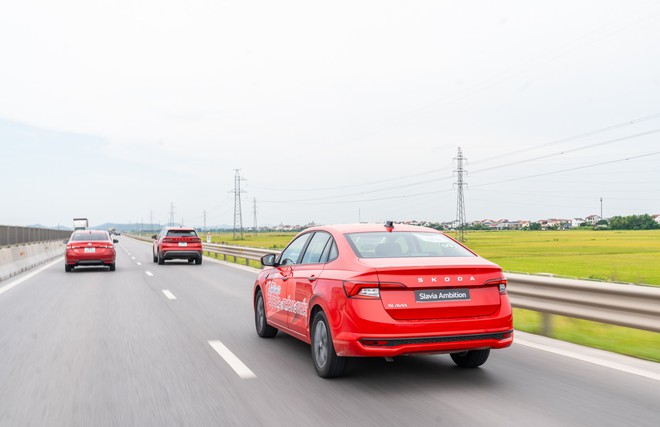 Skoda Slavia vượt hơn 200km cao tốc Nghệ An - Ninh Bình cùng đoàn SUV: Cầm lái không ngán tốc độ cao, ngồi lâu không mệt nhờ một điều- Ảnh 10. Skoda Slavia vượt hơn 200km cao tốc Nghệ An - Ninh Bình cùng đoàn SUV: Cầm lái không ngán tốc độ cao, ngồi lâu không mệt nhờ một điều- Ảnh 10.