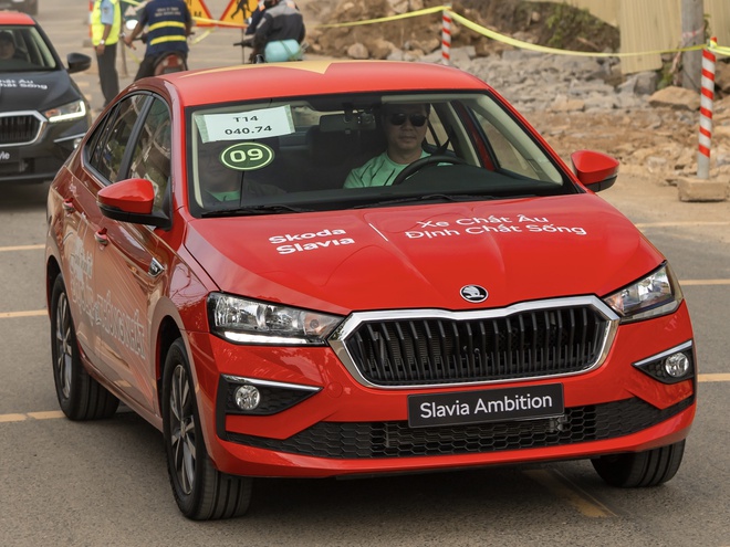 Đoàn Skoda xuyên Việt hoàn thành cung dài nhất hơn 500km: Đích thân TGĐ Skoda Việt Nam cầm lái Slavia vượt đèo Hải Vân- Ảnh 4. Đoàn Skoda xuyên Việt hoàn thành cung dài nhất hơn 500km: Đích thân TGĐ Skoda Việt Nam cầm lái Slavia vượt đèo Hải Vân- Ảnh 4.