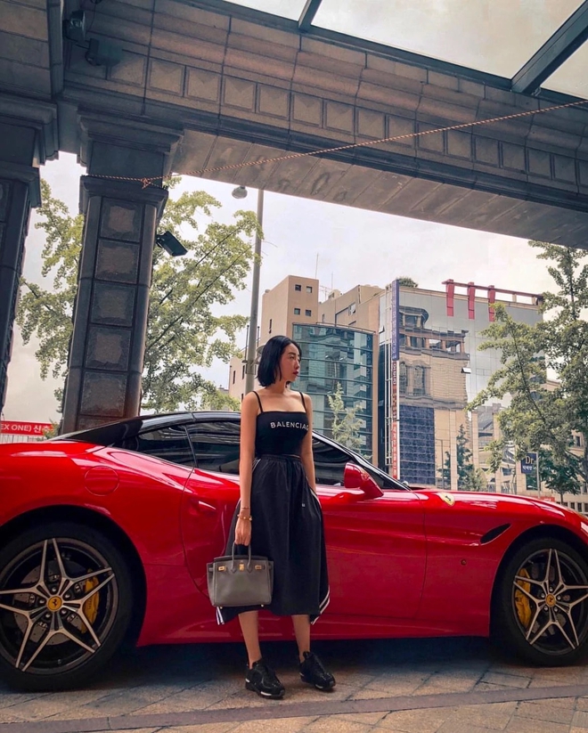 Doanh nhân 9x bán kim cương bị bắt tạm giam vì tội rửa tiền từng có cuộc sống hào nhoáng như thế này: Sở hữu hàng loạt xe sang 'thú dữ', đồng hồ tiền tỷ- Ảnh 12. Doanh nhân 9x bán kim cương bị bắt tạm giam vì tội rửa tiền từng có cuộc sống hào nhoáng như thế này: Sở hữu hàng loạt xe sang 'thú dữ', đồng hồ tiền tỷ- Ảnh 12.