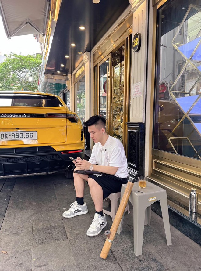 Doanh nhân 9x bán kim cương bị bắt tạm giam vì tội rửa tiền từng có cuộc sống hào nhoáng như thế này: Sở hữu hàng loạt xe sang 'thú dữ', đồng hồ tiền tỷ- Ảnh 2. Doanh nhân 9x bán kim cương bị bắt tạm giam vì tội rửa tiền từng có cuộc sống hào nhoáng như thế này: Sở hữu hàng loạt xe sang 'thú dữ', đồng hồ tiền tỷ- Ảnh 2.