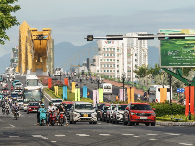 Đoàn Skoda xuyên Việt hoàn thành cung dài nhất hơn 500km: Đích thân TGĐ Skoda Việt Nam cầm lái Slavia vượt đèo Hải Vân- Ảnh 1. Đoàn Skoda xuyên Việt hoàn thành cung dài nhất hơn 500km: Đích thân TGĐ Skoda Việt Nam cầm lái Slavia vượt đèo Hải Vân- Ảnh 1.